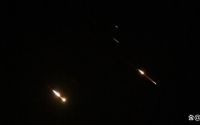 以色列遭伊朗大规模无人机袭击，耶路撒冷传来空袭警报和爆炸声