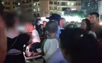 海口坡博家园小区保安拒绝开门，业主带发高烧孩子进小区被拦，民警介入解决