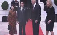 岸田文雄在白宫的欢迎晚宴上用英文致辞，讲笑话引来全场欢笑