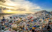 揭秘地球塑料危机：2.2亿吨塑料垃圾如何警示“埃菲尔堆”