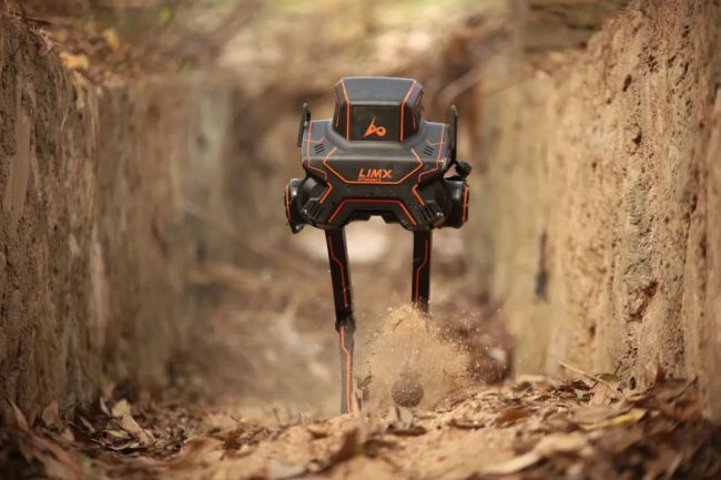 中国首次成功造双足机器人完成森林徒步测试