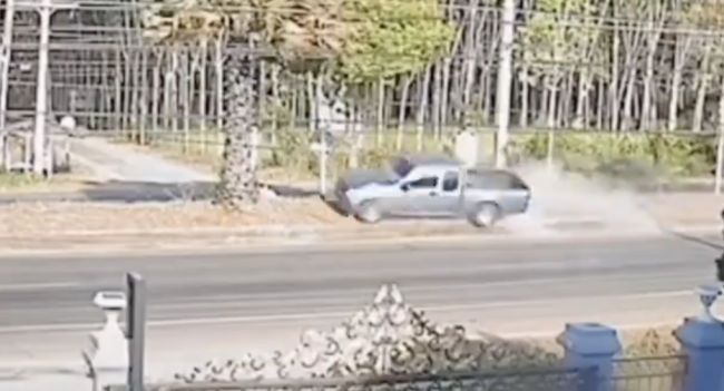 泰国司机开车睡着撞树 1死5伤女子飞出车外