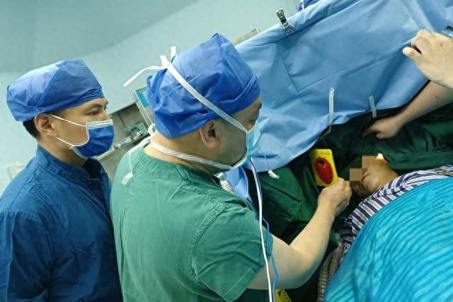 患者开颅手术中被医生唤醒 进行沟通交流和肢体测试