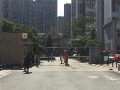 广东一救护车被限高杆拦住，男子突发妻子突然倒地不起小区门口限高杆救护车