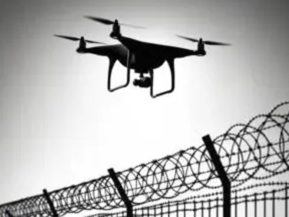 利用无人机空投毒品进监狱，美国150人被抓含8名员工