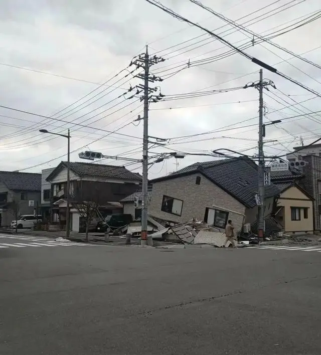 日本海啸预警：5米巨浪袭来，首相紧急应对