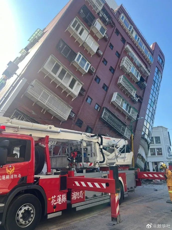 郭台铭台湾豪宅顶楼泳池变瀑布，台湾花莲地震已致4死97伤多位艺人报平安