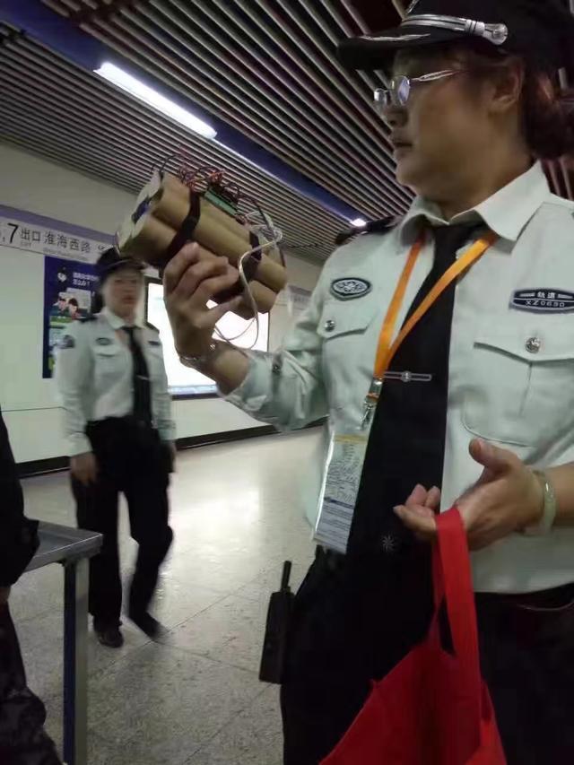上海地铁站安检查出“炸弹”？辟谣！道具而已