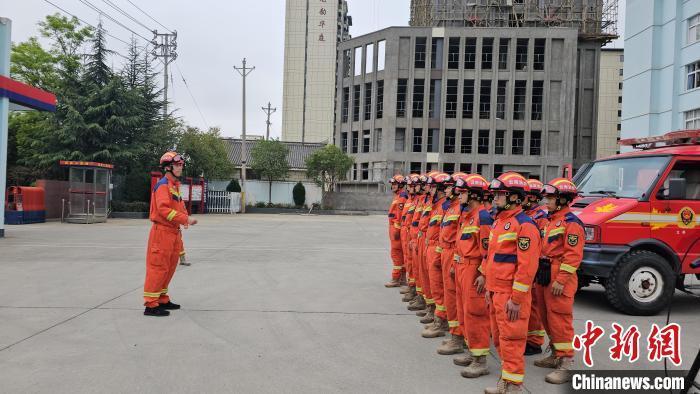 云南昭通市鲁甸县发生4.9级地震，消防救援力量迅速集结