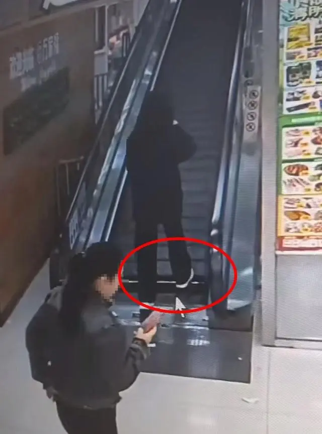 上海女子下半身被卷入超市扶梯  家属发声