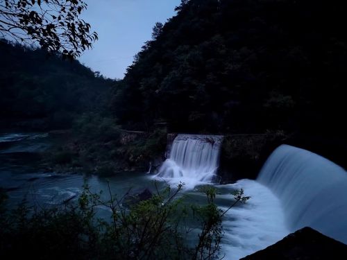 旅途最大惊喜就是偶然之间惊鸿一瞥，这个瀑布夜景如何？
