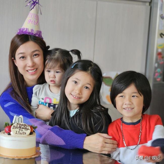 钟嘉欣40岁生日搂3个子女拍合照 与家人开心庆生满脸幸福