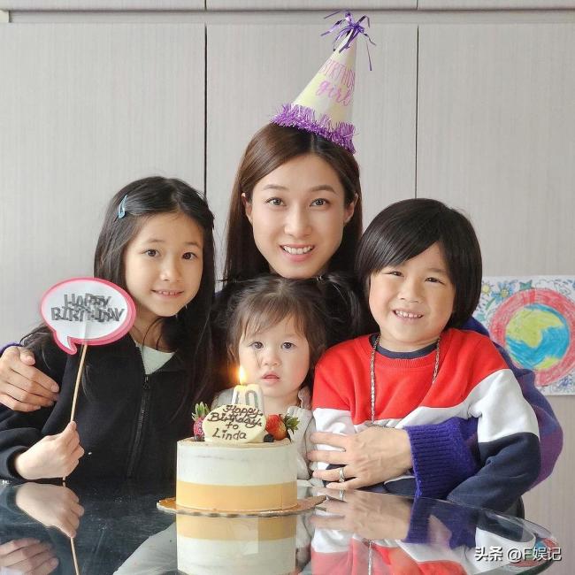 钟嘉欣40岁生日搂3个子女拍合照 与家人开心庆生满脸幸福