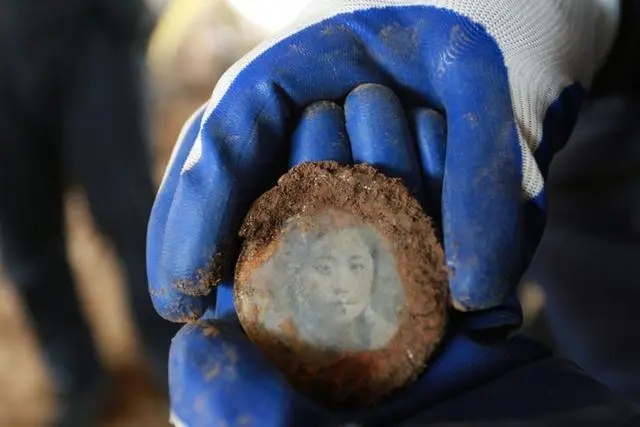 抗战烈士墓发现年轻女子照片 深埋82年仍触动人心