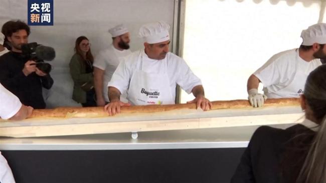 法国面包师创造140米长法棍吉尼斯世界纪录