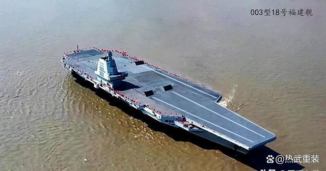 福建舰首次海试旁边的杭州舰亮了