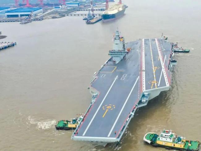 中国海军第三艘航母福建舰首次海试引发热议