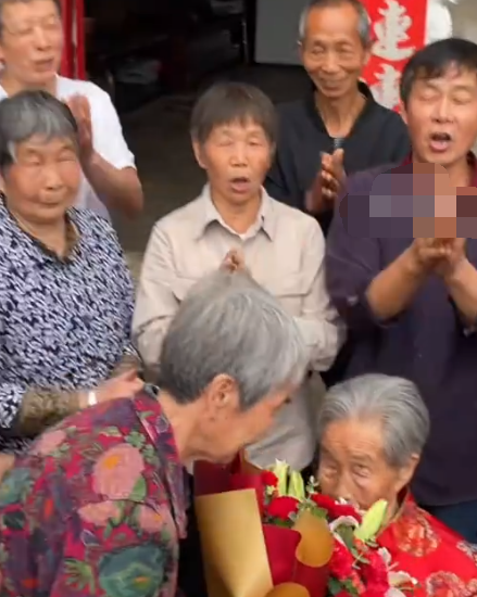 108岁老奶奶收到四代人接力喊“妈妈”的母亲节礼物，场面感人