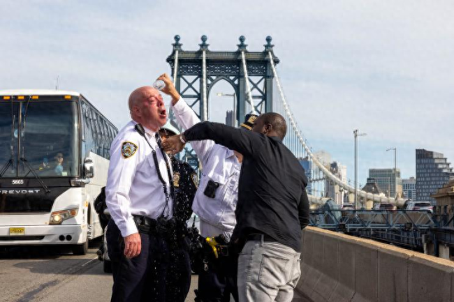 纽约警官意外喷雾自伤事件曝光
