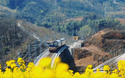 中国铁路新推出“双节棍”列车，服务质量不减票价亲民